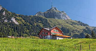Blick auf das Berggasthaus Ruhesitz, im Hintergrund der Hohe Kasten