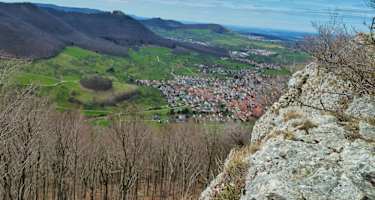 Tiefblick vom Beurener Fels auf Beuren