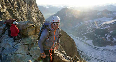 Fuorcla Prievlusa, Steigeisen ausziehen und bereit machen für den Felsgrat.