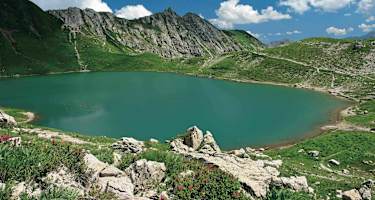 Der Engeratsgundsee, links das »Türle«.