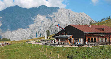 Die Gotzenalm vor der Watzmann-Ostwand.