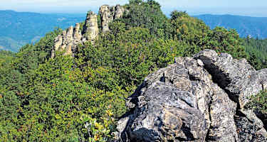 Wilde Felsformationen gesehen vom Gipfel der Hirschwand.