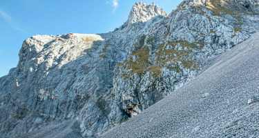 Die Breitenkopfhütte duckt sich an die Felswand des Breitenkopfes.