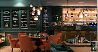 Perfekt entspannen kann man nach der Tour in der Bar des Hotels Schweizerhof in Lenzerheide