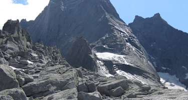 Die beeindruckende Nordostwand links der Kante.