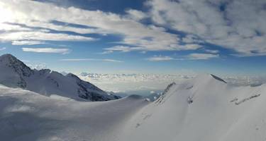Beim Aufstieg zum Castor (rechts) lohnt es sich, innezuhalten und den Blick über die umliegenden Bergwelt schweifen zu lassen.