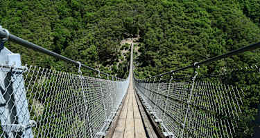 Die Tibetische Brücke bietet Action und Aussicht. 