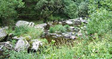 Gemütlich folgt man dem Flusslauf.
