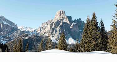 Langlaufen mit schönem Bergpanorama