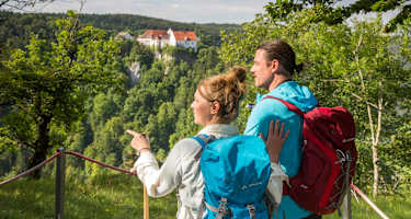 Wanderer am Bandfelsen mit der Burg Wildstein