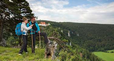 Donauberglandweg - Wanderer am Bandfelsen