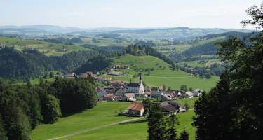 Blick vom Äbnetwald zurück nach Doppleschwand, dem Startort des Höhenweges
