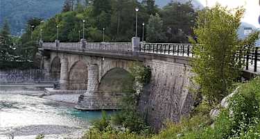 die Fella-Brücke nach Moggio Udinese – dahinter Ausläufer des Monticello