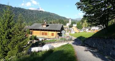 Weg zur Ortsmitte von Sàuris di sotto