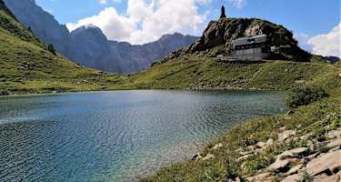 Wolayersee Hütte – dahinter das Biegengebirge 