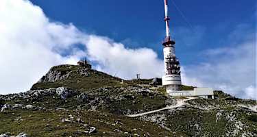 Knappenkirche (li.), Richtfunkanlage, Gipfelhaus Dobratsch und Sendeanlage