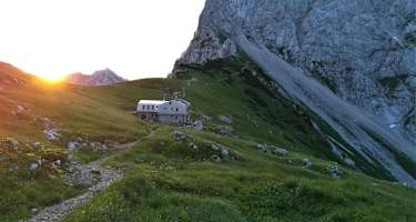 Kamniška koča mit Planajava - Morgensonne