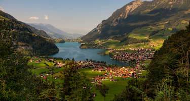 Blick vom Brünigpass auf den Lungerersee