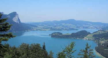 Blick von der Eisenauer Alm auf Mondsee und Drachenwand