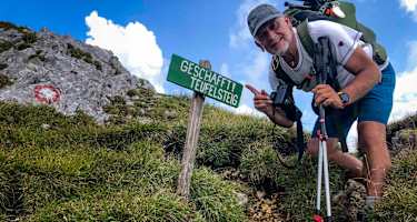 Ein Schild weist darauf hin, dass man den Teufelsteig geschafft hat.