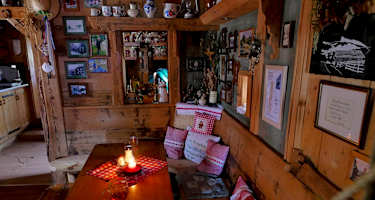 Die gemütliche Stube der Hochmölbinghütte