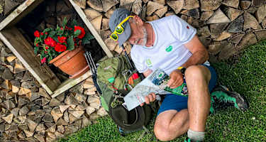 Kurze Rast und Zeit für eine Orientierung auf der Wanderkarte.