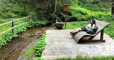 Idyllische Rastbank am Bachufer