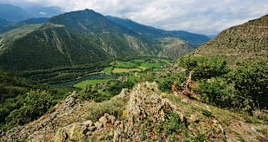 Blick beim Aufstieg nach Dorve hinab ins Vall d’Àneu und auf den Pantà de la Torrassa.