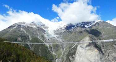 Schweben über dem Nichts vor atemberaubender Kulisse - die 494 m lange Charles Kuonen Hängebrücke