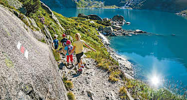 Durchwegs spannend ist der Weg entlang des Gelmersees.