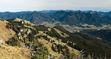 Blick über das Isartal in die Bayerischen Vorberge.