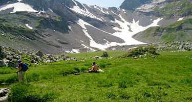 Die Glattalphütte umgeben von den Gipfeln der Glarner und Schwyzer Alpen