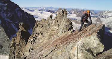Im letzten Abschnitt am SE-Grat auf der glatten Platte über den exponierten Grat.