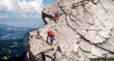 Auf den abschüssigen, glatten Festplatten am Hindelanger Klettersteig erleichtern Eisentritte den Aufstieg.