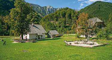 Die Jausenstation Jagahäusl, überragt vom Sengsengebirge.
