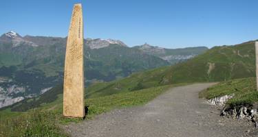 Holzstelen markieren den Jungfrau-Eiger-Walk