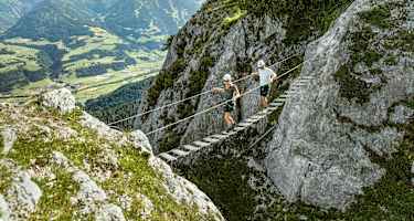 Einsteiger tasten sich auf den kurzen Übungsklettersteigen „David“ (A/B) und „Emil“ (B/C) an die Vertikale heran. Aus beiden Steigen kann man über eine wackelige Felsbrücke aussteigen.