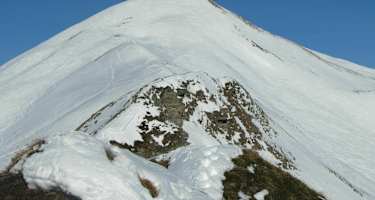 Breiter Gipfel mit Abfahrtsmöglichkeiten nach West und Ost