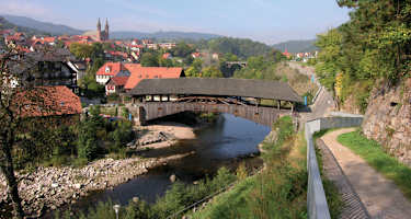 Die historische Holzbrücke in Lorbach