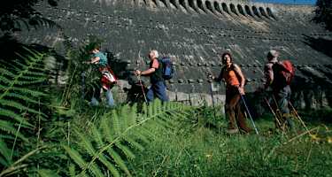 Am Fuße der Schwarzbach-Staumauer