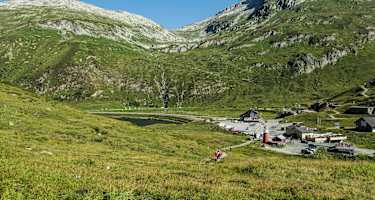 Blick auf dern Oberalppass mit Leuchtturm