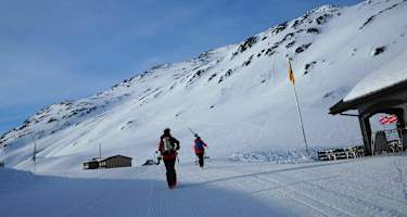 Mystische Tomasee. Hier ist die Quelle des Rheins. Hier plätschert das Wasser aus dem See fröhlich in die Tiefe und markiert so den Beginn einer fliessenden Verbindung zwischen Alpen und Nordsee.