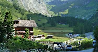 Der Großglockner über dem Ködnitztal mit dem Lucknerhaus