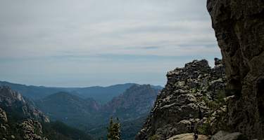 Etappe zwei hat ein paar alpine Wegabschnitte. Aufstieg Richtung Bocca du i Pargulu.