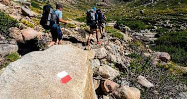 Traumhafter Ausstieg von Castellu di Vergio zum Refuge Ciuttulu di i Mori. Unbedingt hier den linken Weg nehmen – die Aussicht ist es wert.