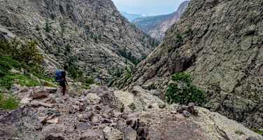 Abstieg zur Spasimata-Hängebrücke.