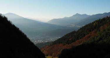 Anstieg durch den Höttinger Graben mit schöner Sicht auf Innsbruck und ins Wipptal