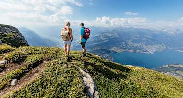 Unterwegs geniesst man eine fantastische Aussicht auf den Walensee