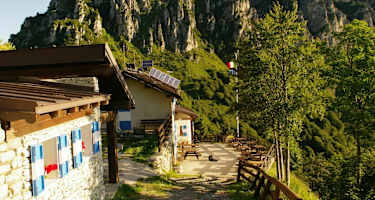 Blick auf die Pernici Hütte