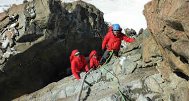 Schönste Felskletterei beim Aufstieg.